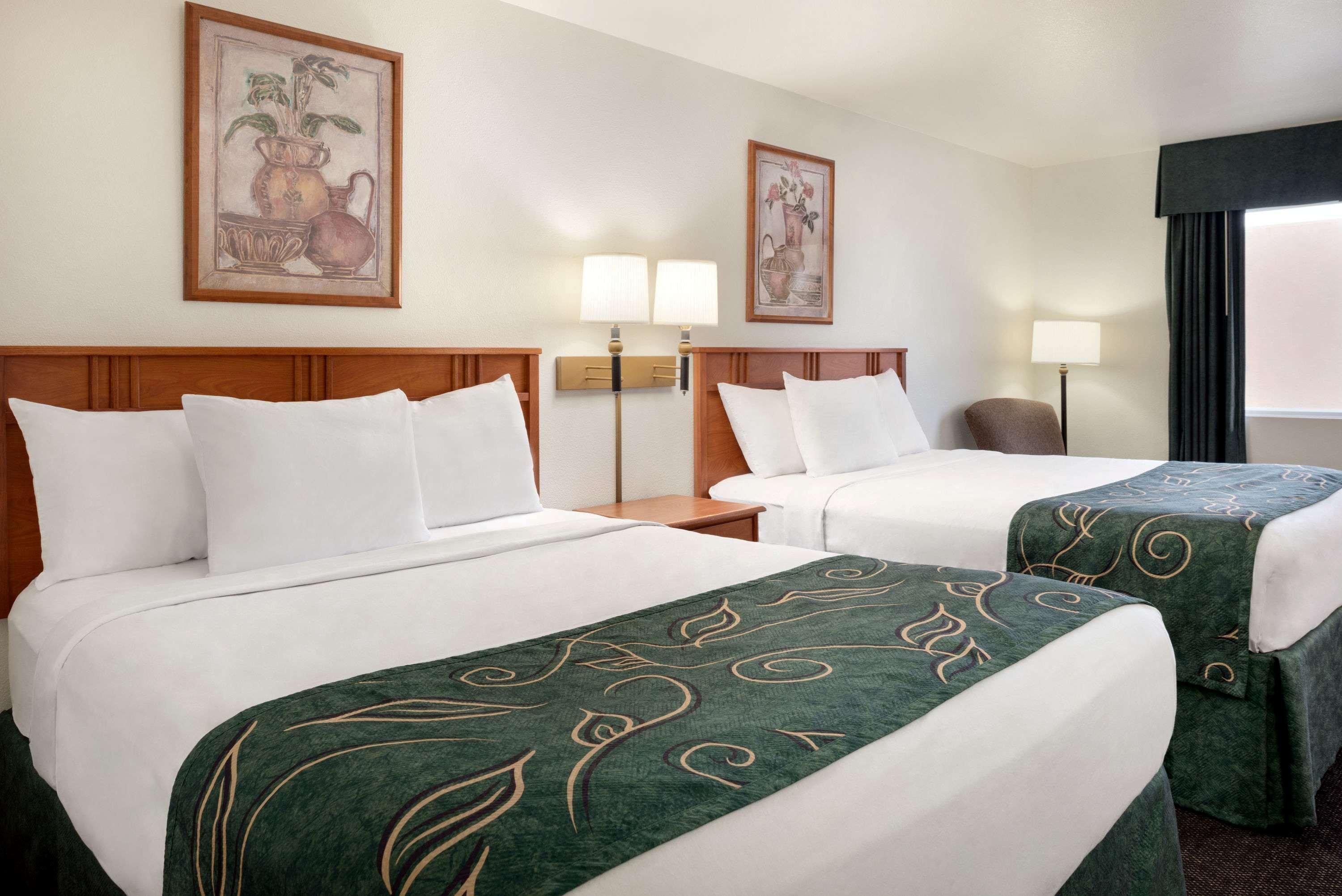 Travelodge By Wyndham Clinton Valley West Court Ngoại thất bức ảnh